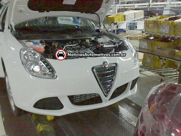 Alfa Romeo Milano: ótimo flagra em linha de montagem mostra sua frente Alfa Romeo Milano flagra linha montagem Alfa Romeo Milano: ótimo flagra em linha de montagem mostra sua frente