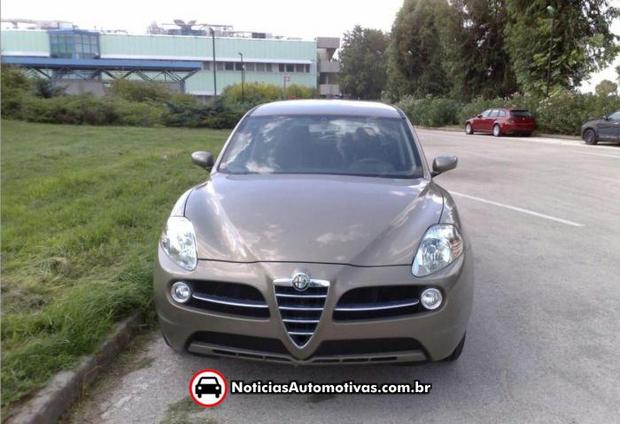 Alfa Romeo SUV flagra 1 Alfa Romeo Kamal SUV   modelo das fotos é uma mula de testes?