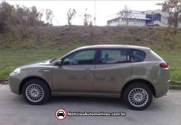 Alfa Romeo SUV flagra 2 Alfa Romeo Kamal SUV   modelo das fotos é uma mula de testes?