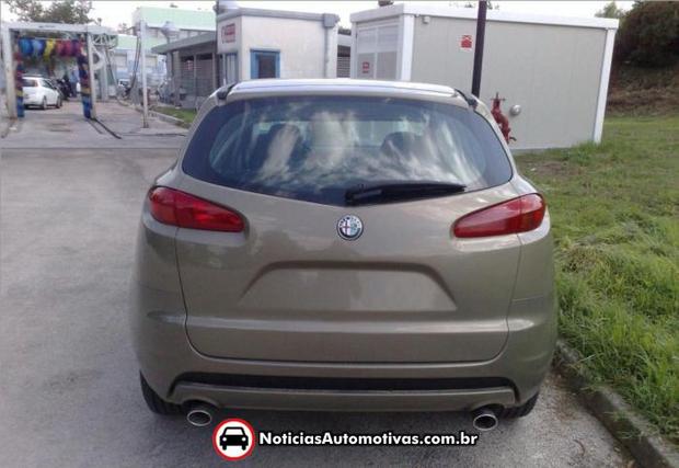 Alfa Romeo SUV flagra 3 Alfa Romeo Kamal SUV   modelo das fotos é uma mula de testes?