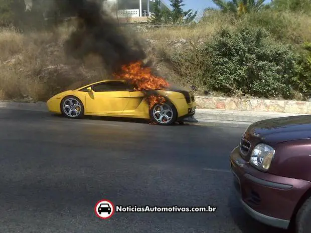 Lamborghini-Gallardo-pegando-fogo-atenas-grecia-1.jpg