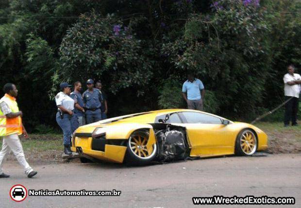 acidente ferrari f430 lamborghini murcielago africa do sul 1 Lamborghini Murcielago bate em Ferrari F430 em uma recepção de casamento na África do Sul