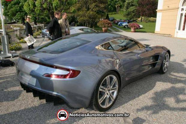 aston martin one 77 italia 3 Primeira unidade fabricada do Aston Martin One 77 é revelada na Itália, veja fotos de detalhes
