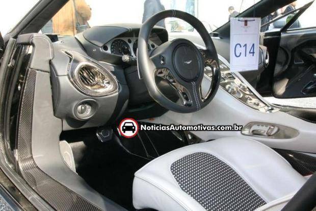 aston martin one 77 italia 5 Primeira unidade fabricada do Aston Martin One 77 é revelada na Itália, veja fotos de detalhes
