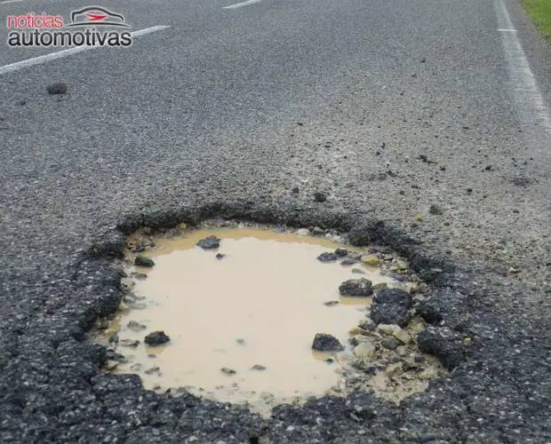 buracos na estrada Ministério dos Transportes deixou de investir R$63 bilhões   e as estradas federais continuam abandonadas