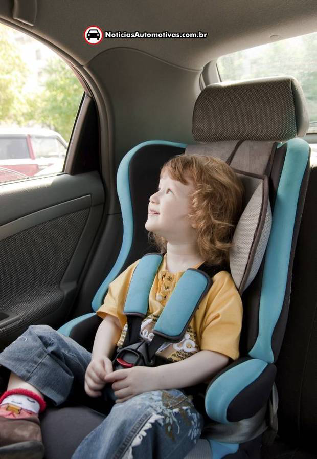 cadeirinha crianca Crianças transportadas em cadeirinhas no banco traseiro são salvas em acidentes