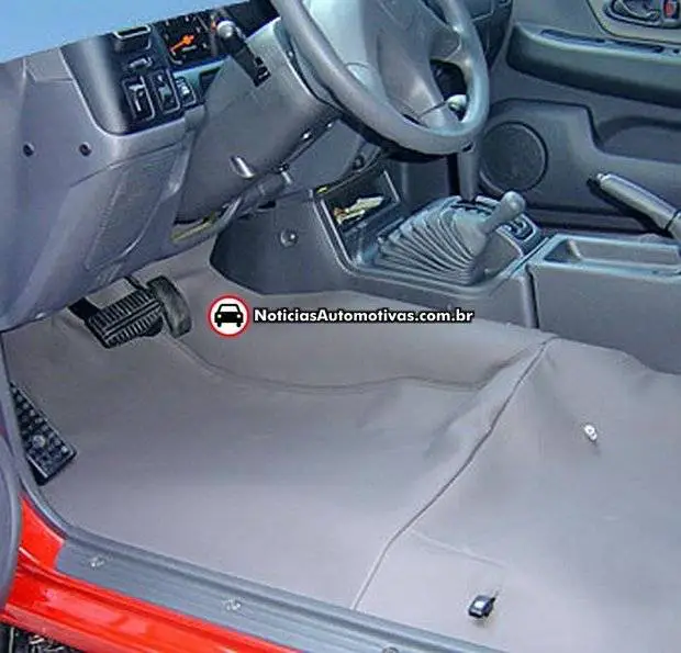 carpete do carro sujo mancha sujeira Higienização interna do automóvel: essencial para o bem estar