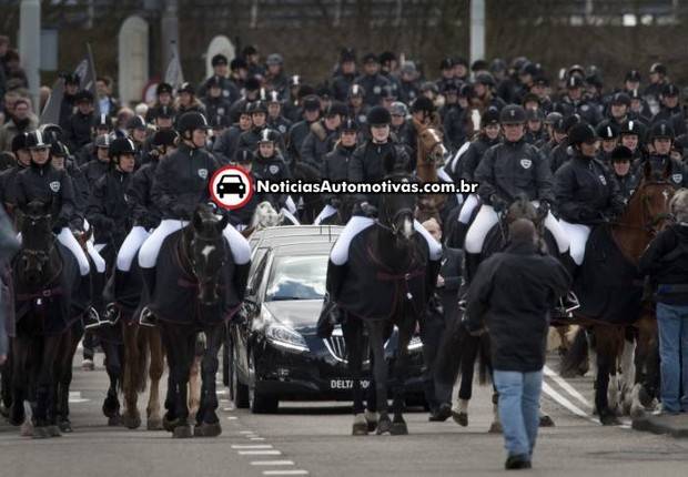 Cavalos e cavaleiros no lançamento do Lancia Delta 200 na Holanda! cavalos e cavaleiros no lancamento do lancia delta na holanda 2 Cavalos e cavaleiros no lançamento do Lancia Delta 200 na Holanda!