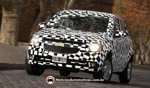 chevrolet agile oficial camuflado 1 Chevrolet da Argentina divulga imagens oficiais do Agile camuflado