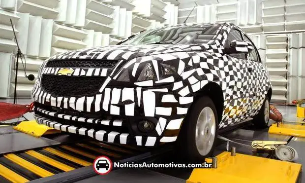 chevrolet agile oficial camuflado 2 Chevrolet da Argentina divulga imagens oficiais do Agile camuflado