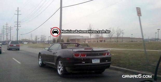 Chevrolet Camaro conversível é flagrado com a capota aberta chevrolet camaro conversivel flagra capota aberta 1 Chevrolet Camaro conversível é flagrado com a capota aberta