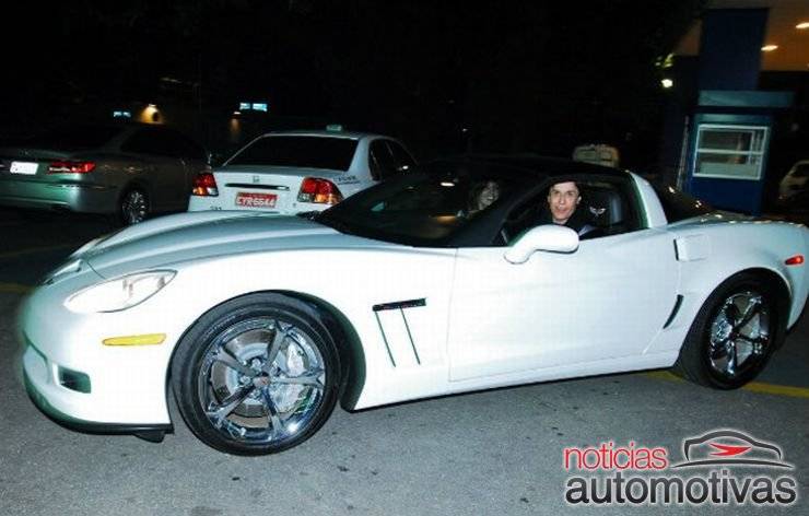 Roberto Carlos dá Corvette de presente para Tom Cavalcanti. Preço do brinquedo: R$250.000! corvette tom Roberto Carlos dá Corvette de presente para Tom Cavalcanti. Preço do brinquedo: R$250.000!