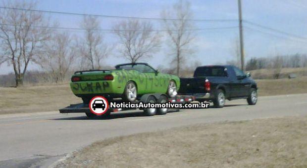 dodge-challenger-conversivel-verde-flagra dodge challenger conversivel verde flagra 1 Segredo: Dodge Challenger conversível a caminho de ser destruído