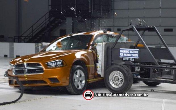 dodge iihs usa IIHS: Chrysler 300C e Dodge Charger ganham Top Safety Pick