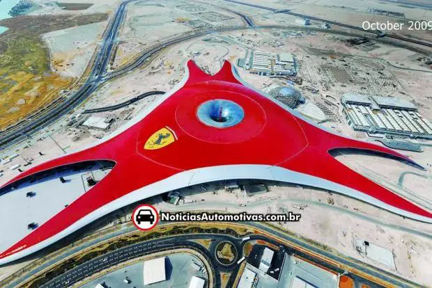 ferrari world theme park abu dhabi 1 Primeiras fotos do Ferrari World Theme Park em Abu Dhabi, depois da estrutura externa completada