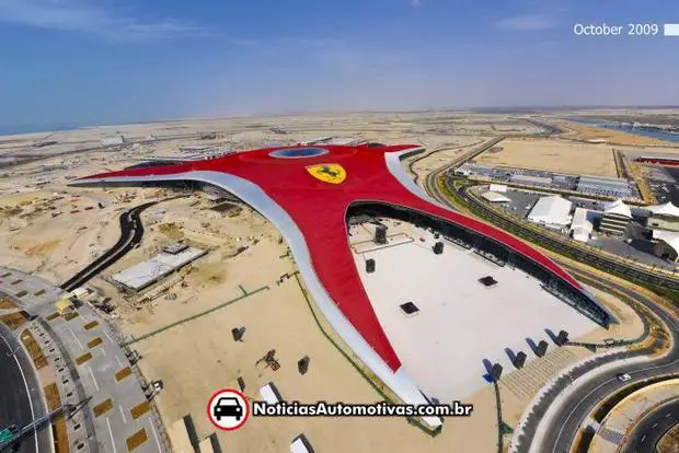 ferrari world theme park abu dhabi 2 Primeiras fotos do Ferrari World Theme Park em Abu Dhabi, depois da estrutura externa completada