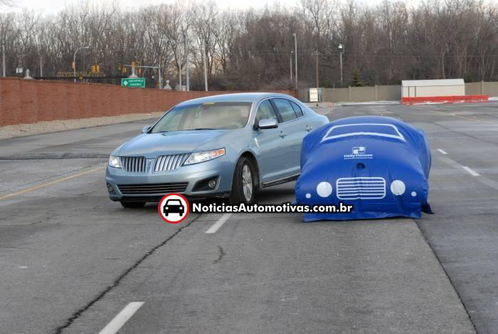 ford investe em crash test com baloes 1 Ford investe em crash test com balões!