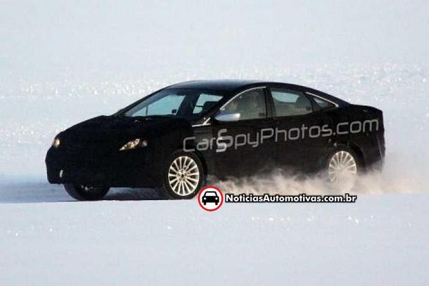 hyundai faz manobras no gelo com o azera 2012 1 Hyundai faz manobras no gelo com o Azera 2012