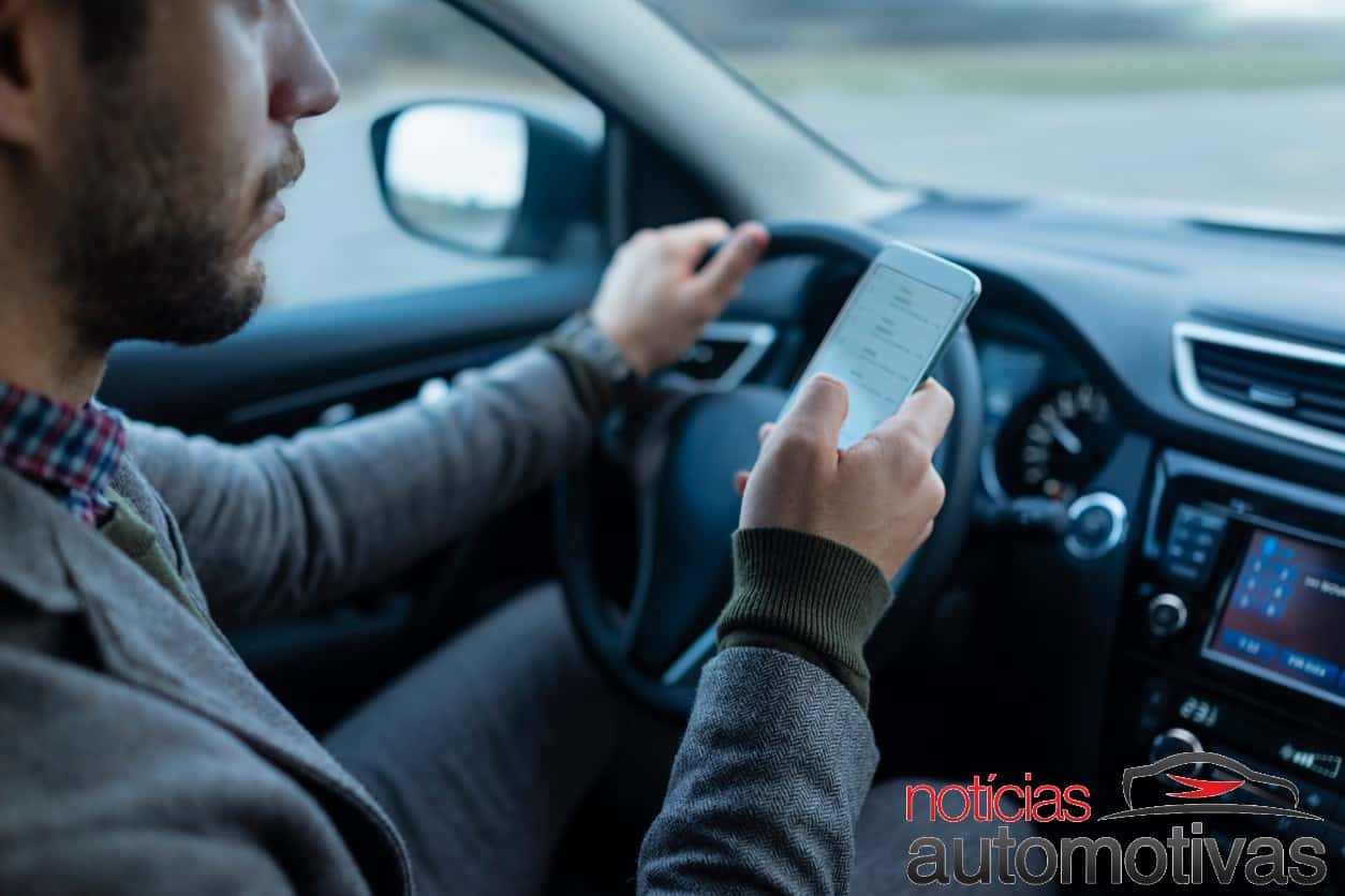 Multa Por Dirigir Usando O Celular Veja O Valor Not Cias Automotivas