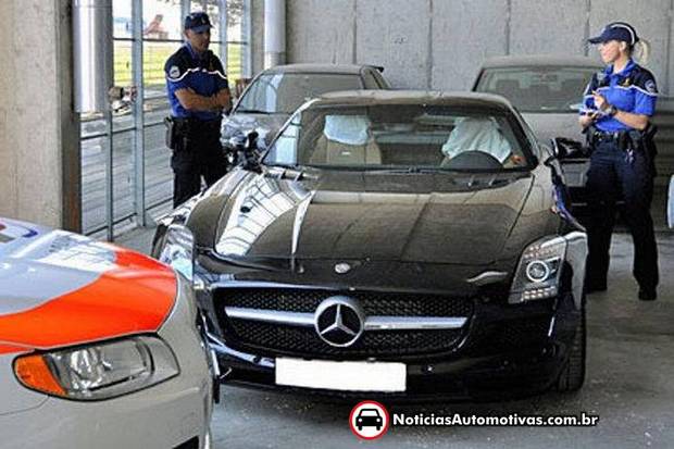 Homem que andava a 290 km/h com Mercedes SLS na Suíça terá que pagar 1 milhão de dólares de multa mercedes sls multa 290 por hora suica Homem que andava a 290 km/h com Mercedes SLS na Suíça terá que pagar 1 milhão de dólares de multa
