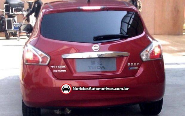nissan tiida novo traseira atualizada Novo Nissan Tiida com traseira remodelada aparece em foto