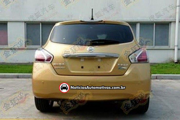 Novo Nissan Tiida 2012 agora aparece por inteiro novo nissan tiida 2012 flagra 2 Novo Nissan Tiida 2012 agora aparece por inteiro