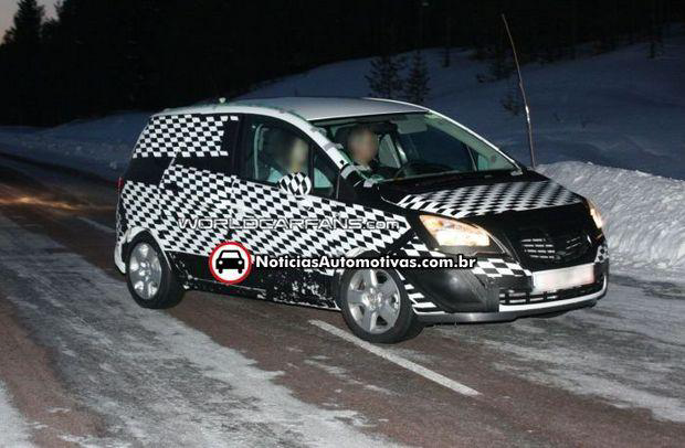 opel meriva futura farois lanternas 1 Segredo: novo flagra da futura Opel Meriva, agora mostra faróis e lanternas