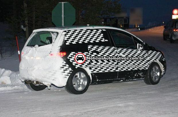 opel meriva futura farois lanternas 2 Segredo: novo flagra da futura Opel Meriva, agora mostra faróis e lanternas