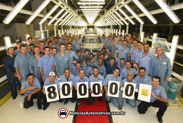 Renault atinge a marca de 800.000 carros feitos no Brasil renault produz 800 000 carros Renault atinge a marca de 800.000 carros feitos no Brasil