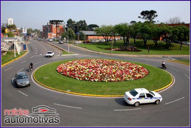 Você sabe como agir em uma rotatória? rotatoria Você sabe como agir em uma rotatória?