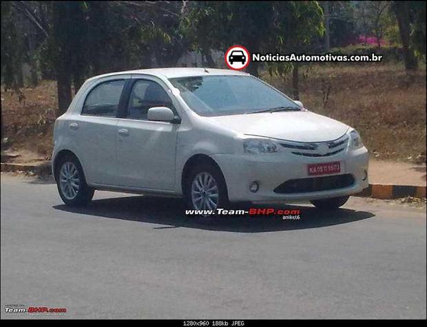 toyota etios hatch e seda sao flagrados rodando em testes na india 1 Toyota Etios hatch e sedã são flagrados rodando em testes na Índia
