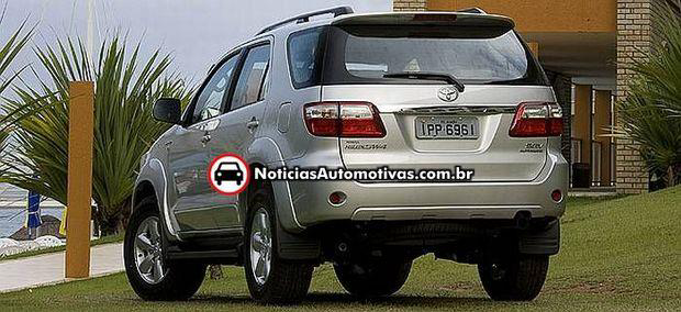 toyota-hilux-sw4-2009-gasolina toyota hilux sw4 2009 gasolina 2 Toyota Hilux SW4 2009 agora tem opção de dois motores a gasolina, preços a partir de 119.700 reais