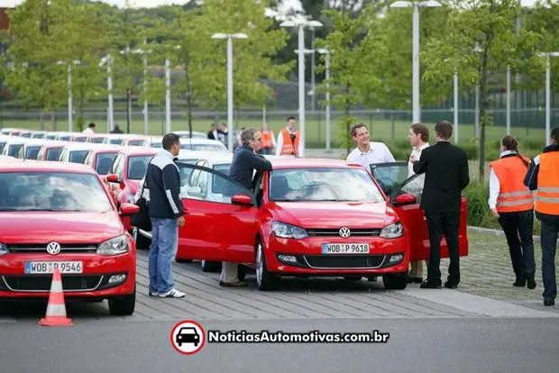 volkswagen polo evento fabrica 260 6 Volkswagen usa 260 Polos para formar o nome do modelo, em evento para concessionárias