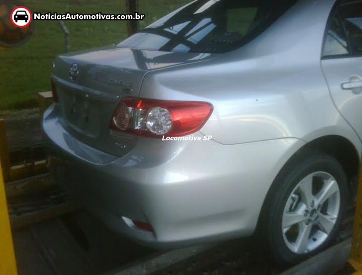 toyota corolla 2012 cegonha 3 Toyota Corolla 2012 é flagrado sem camuflagem em cegonha