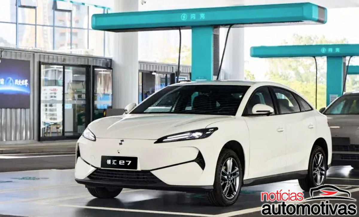 A nova jogada da BYD para táxi e aplicativo: Linghui e7 chega com Blade Battery 2.0 e promete recarga quase instantânea até no frio extremo
