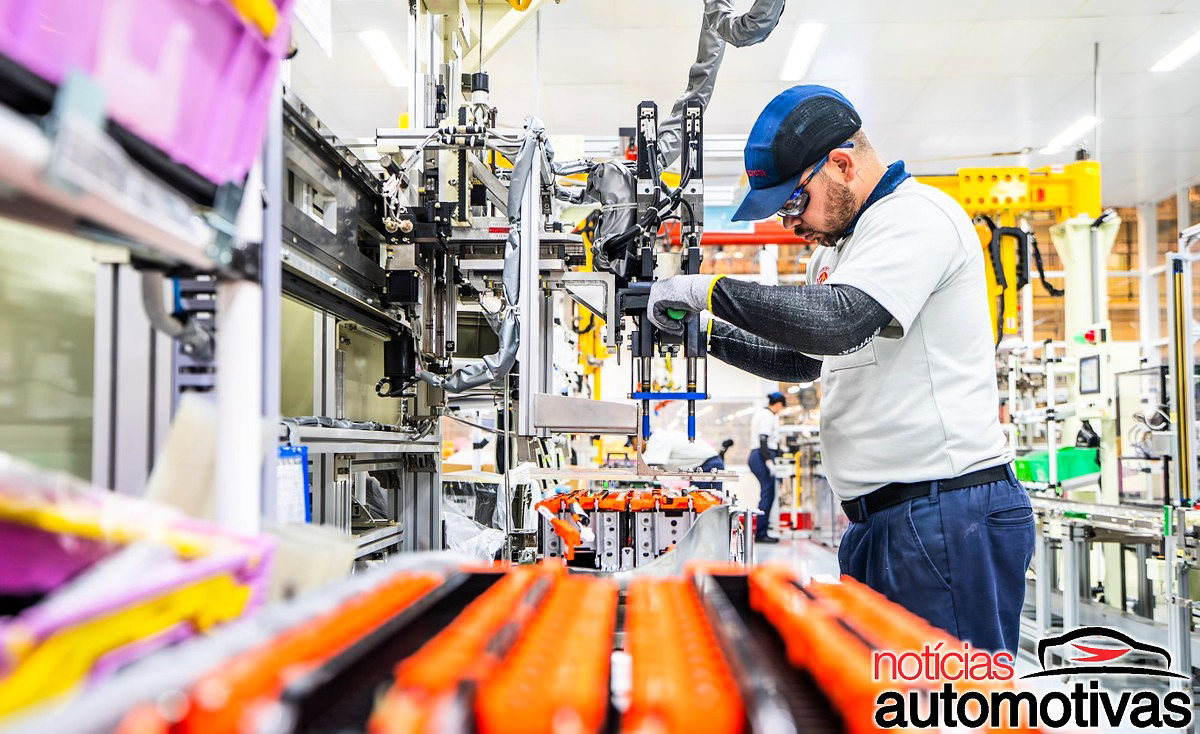 Toyota passa a montar baterias no Brasil para o Yaris Cross Hybrid; SUV compacto está no mercado a partir de R$ 149.990