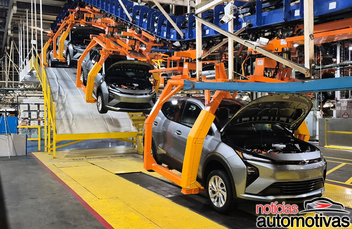 Com o Chevrolet Bolt em alta demanda local, a GM simplifica trabalho e fornecedores em Fairfax ao montar LT e RS em lotes de 30 carros quase idênticos