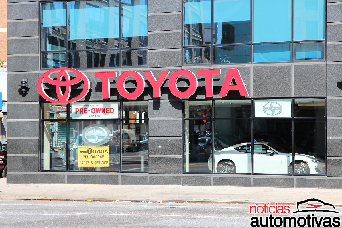 Toyota derrapa no mundo pela 3ª vez seguida e o motivo não é falta de cliente: a guerra no Oriente Médio está travando tudo