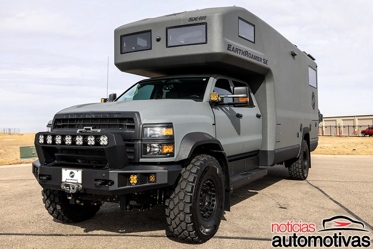 Baseada na Chevrolet Silverado 6500HD, a EarthRoamer XV-SX traz cozinha, banheiro e cama no teto e, mesmo com 13 mil km, custa R$ 5,7 milhões