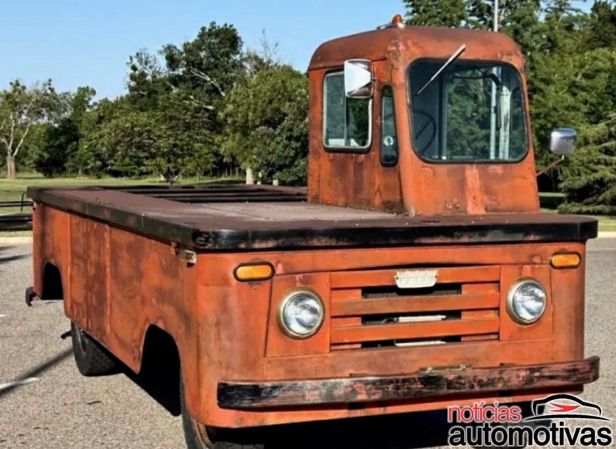 Um utilitário raro de 1960 preserva a vida de depósito de madeira no Texas e apareceu em Oklahoma; o detalhe radical é a cabine isolada no canto esquerdo