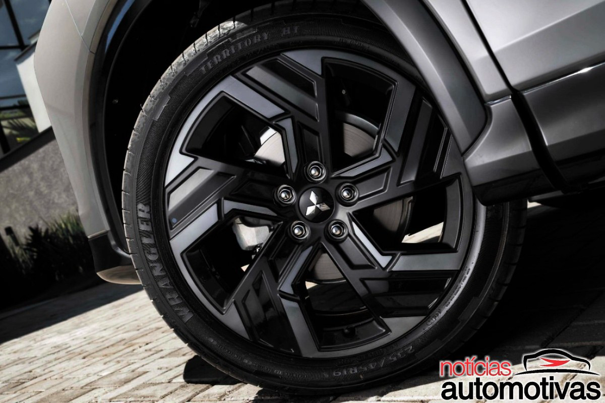 Mitsubishi Eclipse Cross Black 2027 3