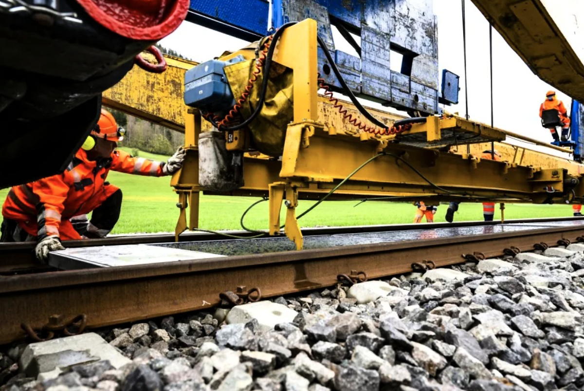 A corrida por espaço para painéis solares ganha um atalho na ferrovia: sistema da Sun-Ways encaixa no trilho comum e instala 300 metros por hora
