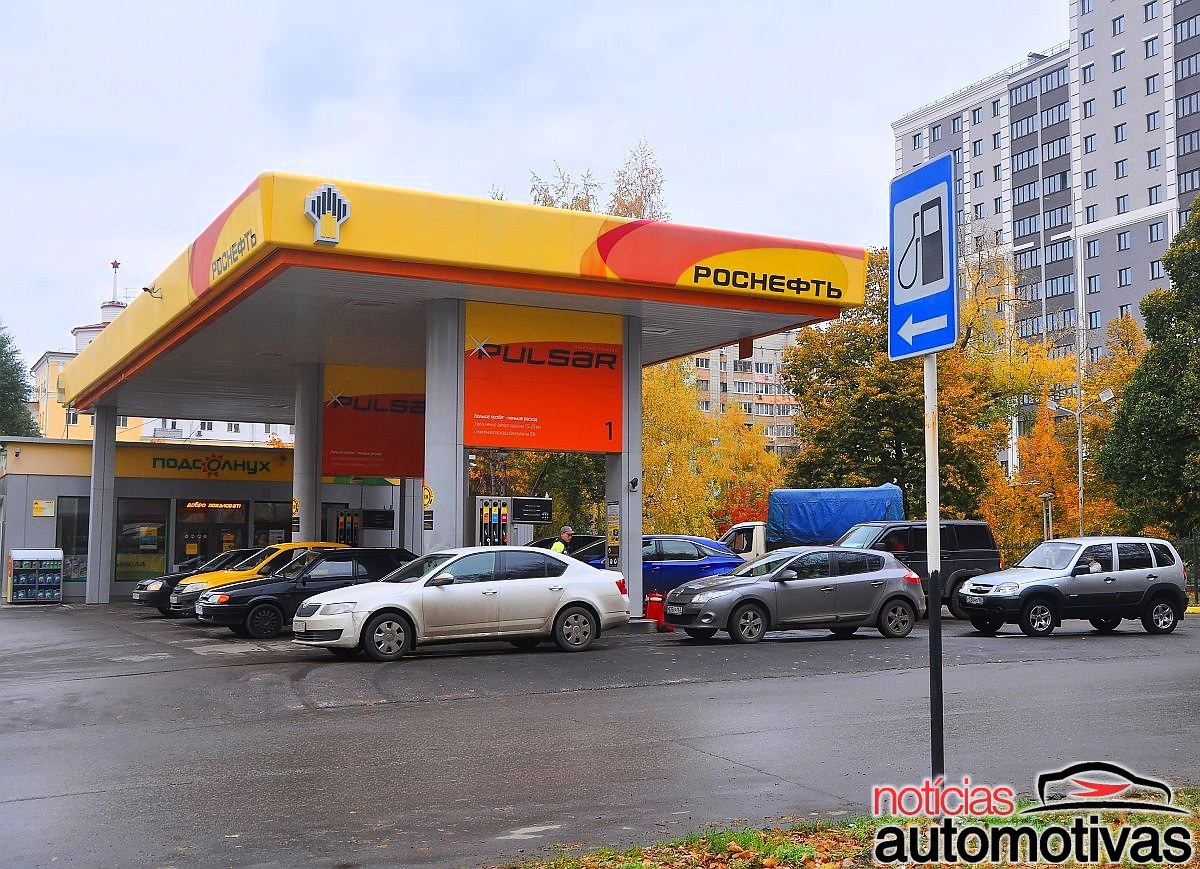 Abastecer na Rússia deixou de ser rotina e virou plano de madrugada, com filas e busca por postos após confrontos ucranianos reduzirem a gasolina