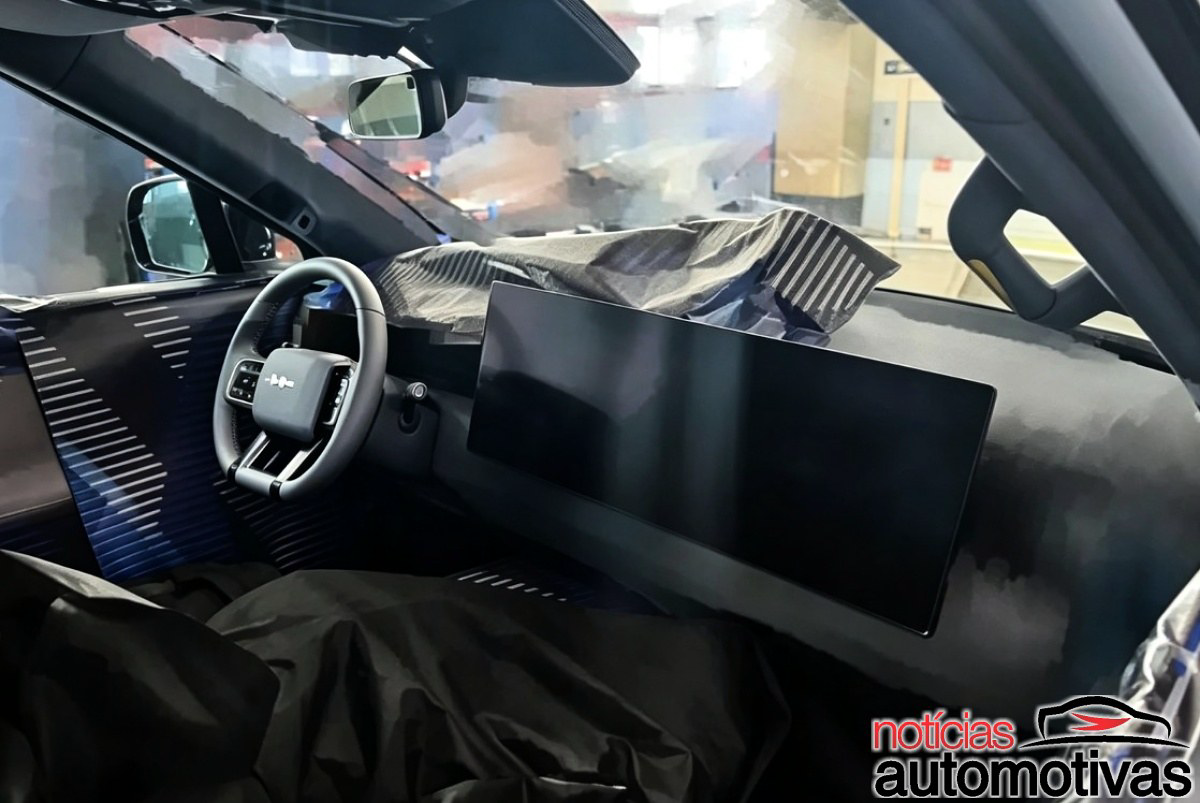 Flagra mostra interior do Tai 9, primeiro modelo do Grupo BYD a ter uma faixa horizontal de telas no painel