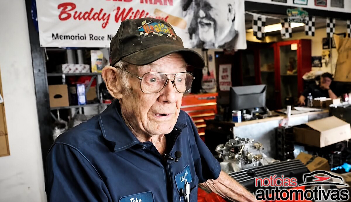 Mecânico com 95 anos de idade continua na ativa, reconstrói 5 motores por semana e ainda ensina a equipe mais jovem