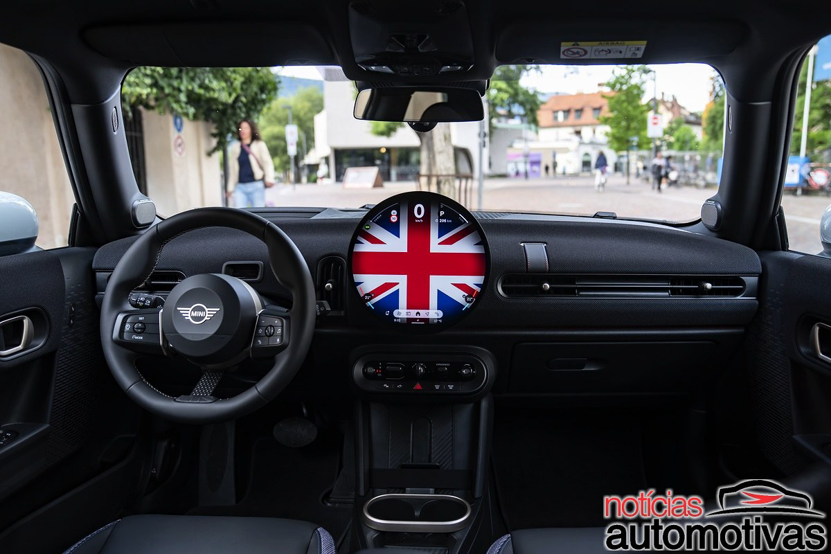 MINI volta às origens no Cooper 3 portas e transforma Oxford em