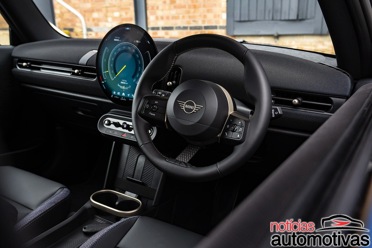 MINI volta às origens no Cooper 3 portas e transforma Oxford em
