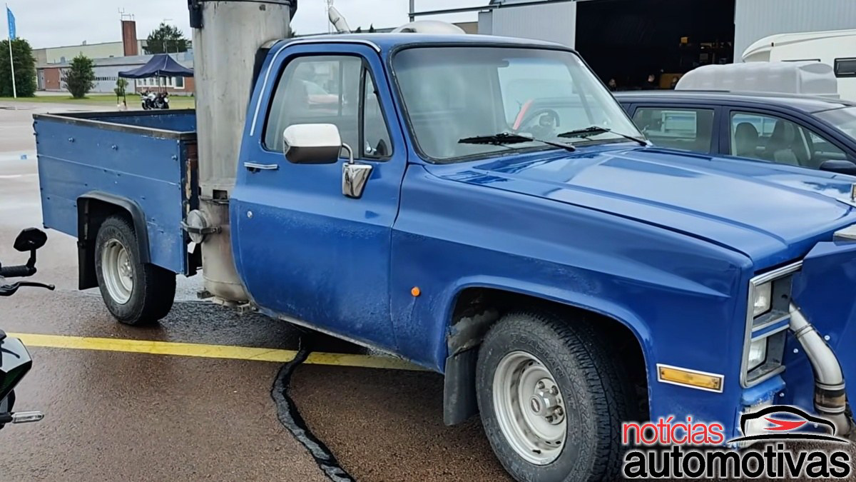 Para rodar 211 km sem uma única gota de gasolina, esta picape Chevrolet Fleetside queima 36,5 kg de madeira a cada 100 km e paga a conta no espaço da caçamba