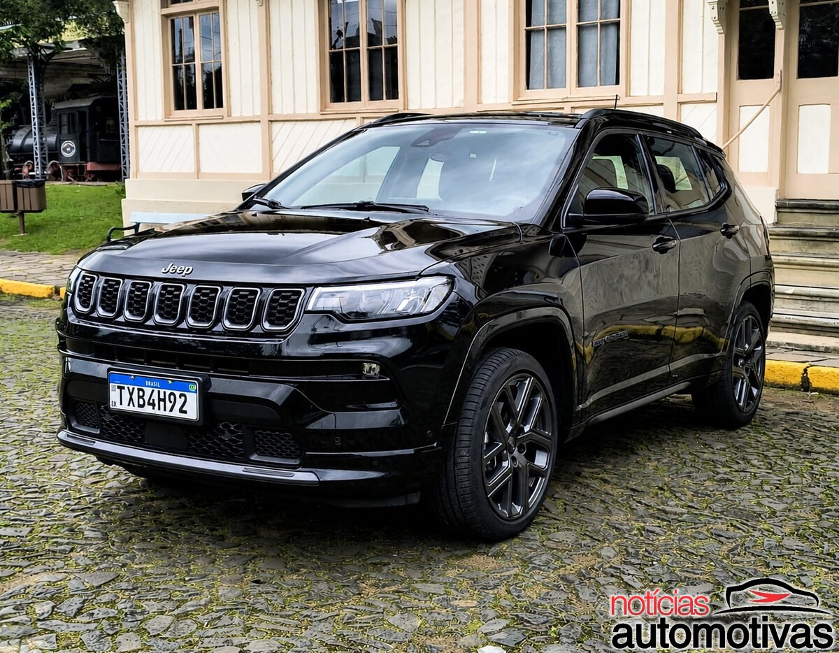 Avaliação Jeep Compass S: Ele mostra força do motor turbo e cabine refinada, porém espaço traseiro sofre com teto solar e túnel central elevado