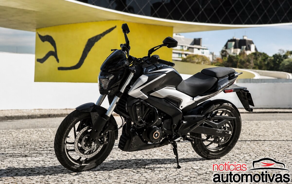 Fabricada em Manaus, Bajaj Dominar 250 2027 ganha pacote tecnológico e chega por R$ 23.800 com controle de tração e três modos de pilotagem